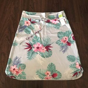 Agnes & Dora live in skirt